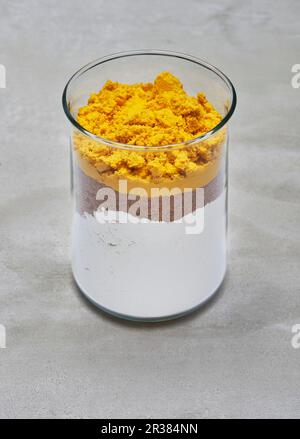 Eine trockene Backmischung für ein Algen-Gugelhupf in einem Glasgefäß Stockfoto