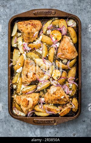 Griechische Laken-Pfanne Hühnchen und Kartoffeln mit Feta und Kapern Stockfoto