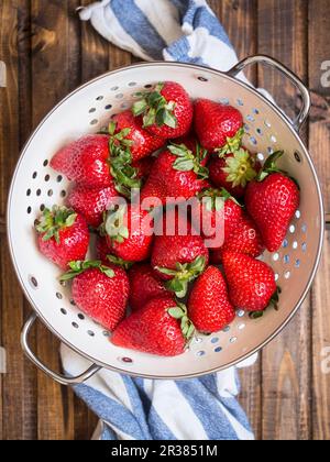 Frische Erdbeeren in ein Sieb Emaille Stockfoto