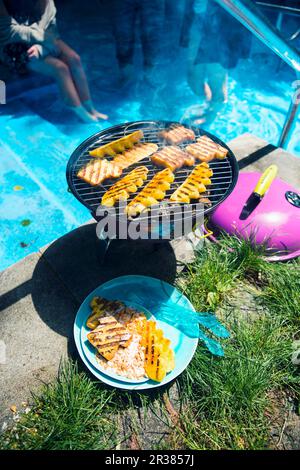 Französische Hefebrötchen mit gegrillten Ananasscheiben Stockfoto