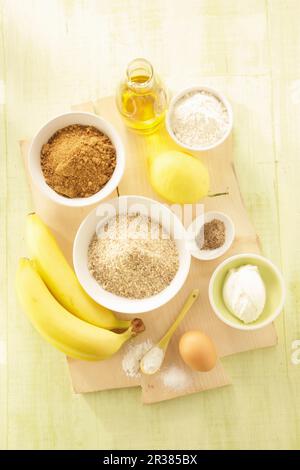 Zutaten für Bananenbrot mit gemahlenen Haselnüssen Stockfoto