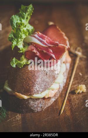 Mini-Sandwich auf Holzhintergrund Stockfoto