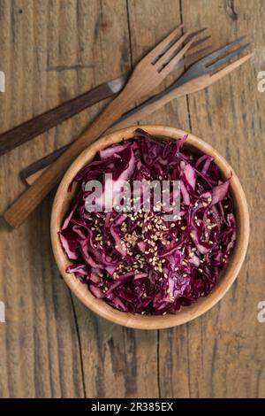 Rotkohlsalat mit Sesamsamen in einer Holzschüssel (Draufsicht) Stockfoto
