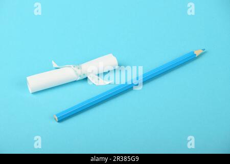 White Paper Blättern Hinweis und Bleistift auf blauem Hintergrund Stockfoto
