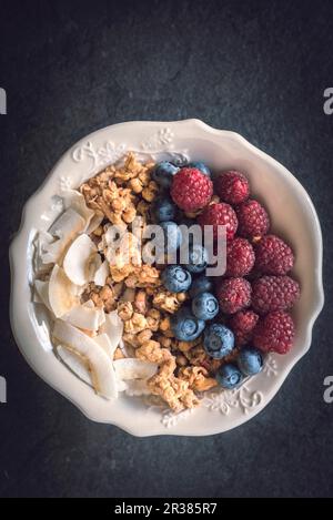 Ein gesundes Frühstück mit Beeren und crunchy Müsli Stockfoto