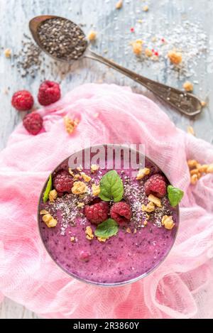 Smoothie-Schüssel mit Himbeeren, Haferflocken und Chiasamen Stockfoto