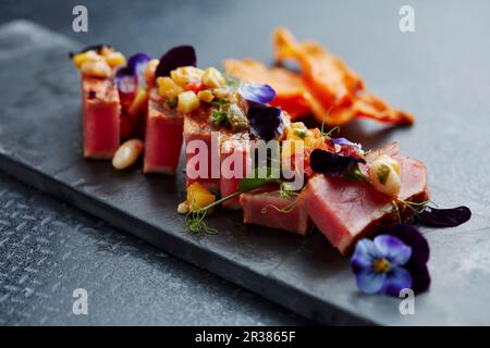 Gebratenen Thunfisch auf Salsa mit Gemüsechips aufflackern Stockfoto