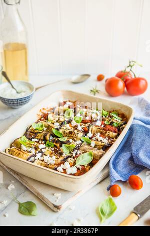 Aubergine gefüllt mit Spinat und Fetakäse und Backen mit Tomatensauce Stockfoto