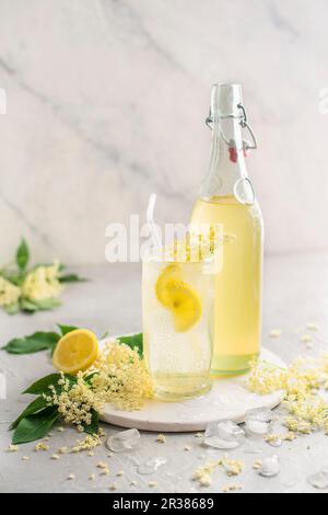 Hausgemachte Holunderblüten in einem Glas mit frischer Zitrone und Eis Stockfoto