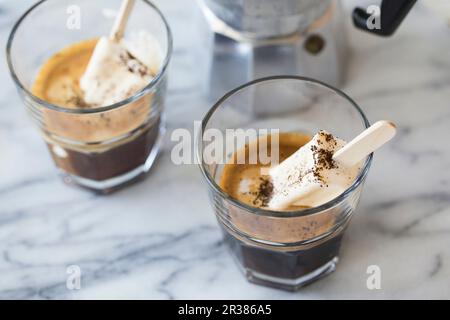 Espresso mit Vanilleeis auf Stöcken Stockfoto