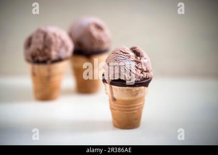 Schokolade Eis in der Waffel Cups (vegane) Stockfoto