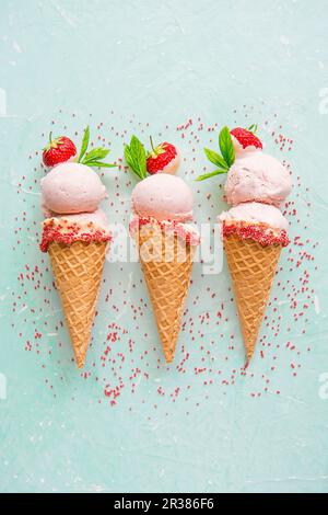 Erdbeereis in Eiskegeln mit Streuseln Stockfoto