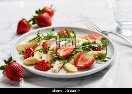 Ein Salat mit weißem Spargel, Erdbeeren und Rucola Stockfoto