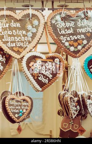 Lebkuchenherzen hängen zum Verkauf an einem Marktstand Stockfoto