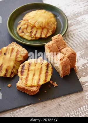 Geschnittener Guavakuchen und gegrillte Ananasscheiben Stockfoto