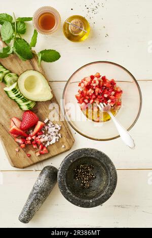 Erdbeerdressing mit den Zutaten Stockfoto