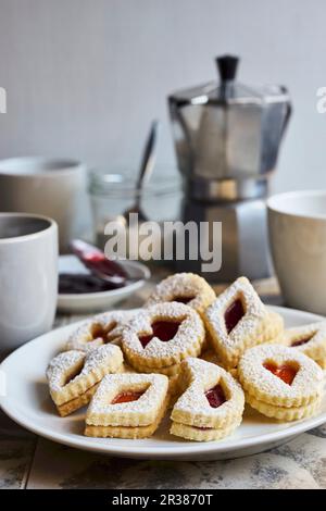 Deutsche Kekse (Butterkekse gefüllt mit Marmelade) serviert mit Kaffee Stockfoto