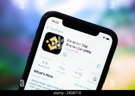 China. 22. Mai 2023. In dieser Fotoabbildung wird das Binance App-Logo im App Store auf einem iPhone angezeigt. Kredit: SOPA Images Limited/Alamy Live News Stockfoto