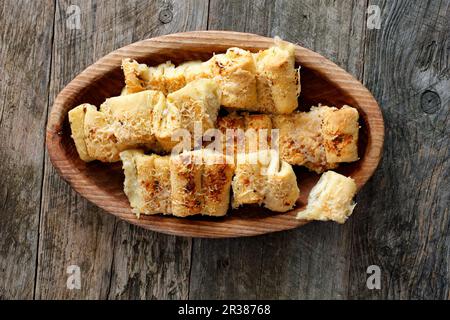 Pizza Ziehen Sie Brot in einer Holzschüssel auseinander Stockfoto