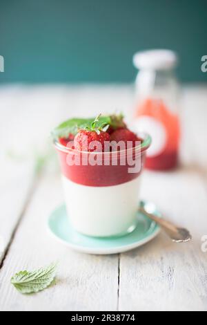 Joghurtcreme mit Ziegenkäse und Erdbeeren Stockfoto