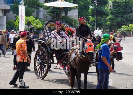 Inu kirana (Tourismusbotschafter von kediri) in der Pferdekutsche zur Feier des indonesischen Unabhängigkeitstages im simpang lima gumul kediri Stockfoto