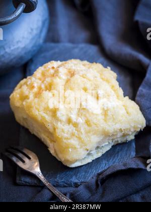 Traditionelles portugiesisches Kokosnussgebäck namens Pao de Deus (Brot Gottes) Stockfoto