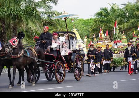 Inu kirana (Tourismusbotschafter von kediri) in der Pferdekutsche zur Feier des indonesischen Unabhängigkeitstages im simpang lima gumul kediri Stockfoto