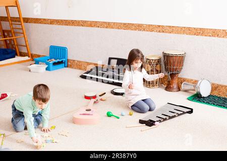 Süße Mädchen spielen auf dem Xylophon Stockfoto