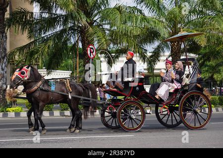 Inu kirana (Tourismusbotschafter von kediri) in der Pferdekutsche zur Feier des indonesischen Unabhängigkeitstages im simpang lima gumul kediri Stockfoto