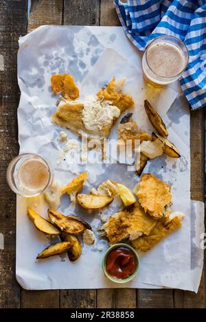 Gebratener Fisch und Chips mit Bier Stockfoto