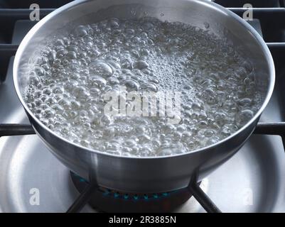 Zucker kocht in einer Schüssel Stockfoto