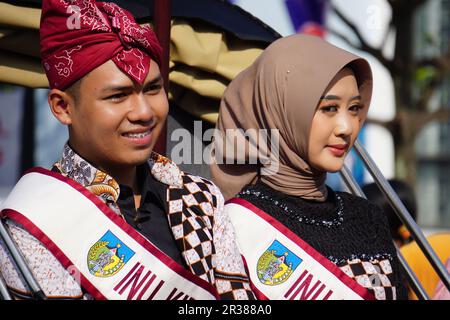 Inu kirana (Tourismusbotschafter von kediri) in der Pferdekutsche zur Feier des indonesischen Unabhängigkeitstages im simpang lima gumul kediri Stockfoto