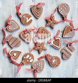 Verschiedene Lebkuchen mit weißer Glasur Stockfoto