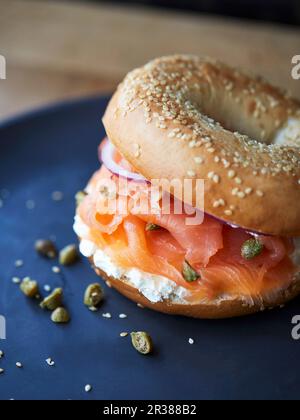 Ein Bagel mit Lachs, Frischkäse, Kapern und Zwiebeln Stockfoto