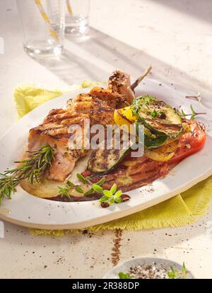 Gegrillte Lachsspieße und Gemüse Stockfoto