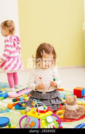 Kinder spielen mit Spielzeug Stockfoto