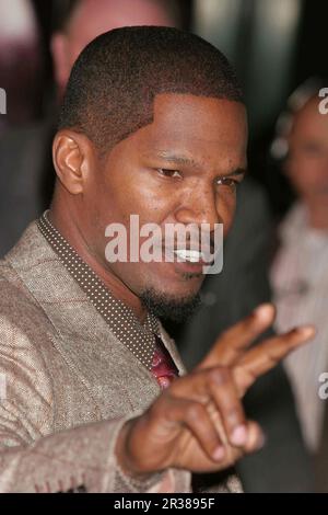 Jamie Foxx besucht am 30. Oktober 2005 die Premiere von „Jarhead“ im Ziegfeld Theatre in New York City. Foto: Henry McGee/MediaPunch Stockfoto