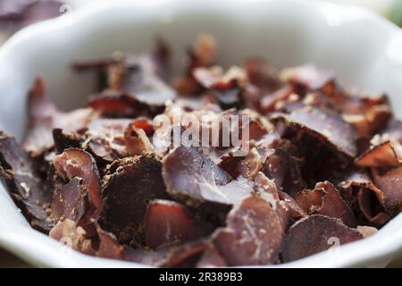 Biltong in einer weißen Schüssel Stockfoto