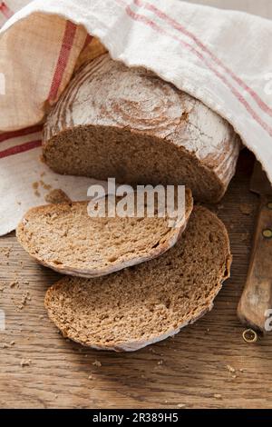 Frisches Sauerteigbrot mit zwei abgeschnittenen Scheiben Stockfoto