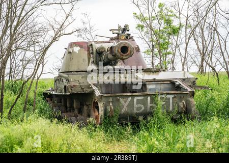 Außenansicht der zerstörten russischen selbstfahrenden 152-mm-Artillerie Acacia, die am 22. Mai 2023 in der Nähe von Kherson in der Ukraine gesehen wurde Stockfoto