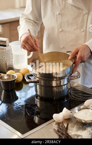 Creme Brulee wird vorbereitet Stockfoto