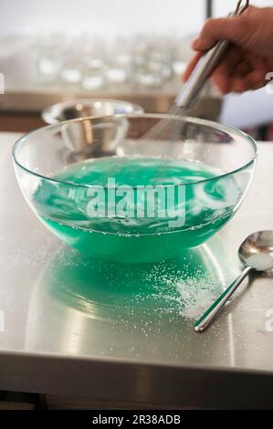 Quirlen mit einer Gelee-Mischung Stockfoto