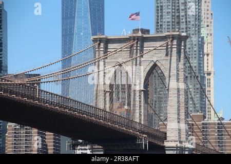 New York, USA. 17. Mai 2023. New Yorks Brooklyn Bridge. Die Brooklyn Bridge ist eines der berühmtesten Wahrzeichen von New York und zieht jedes Jahr Millionen von Touristen an. Jetzt ist die Brücke 140 Jahre alt - teilweise dank der deutschen Ingenieurskunst. (Bis dpa „Deutsch-amerikanisches Gebäude: New Yorks Brooklyn Bridge wird 140") Kredit: Christina Horsten/dpa/Alamy Live News Stockfoto