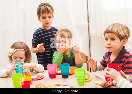 Mittagessen im Kindergarten Stockfoto