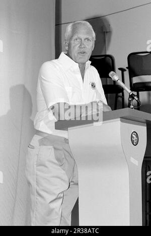 Bill Walsh, Cheftrainer der San Francisco 49rs, spricht 1987 auf einer Pressekonferenz in San Francisco, Kalifornien, mit den Medien. Kredit: Ross Pelton/MediaPunch Stockfoto