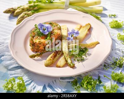 Lachs-Tartare mit gebratenem grünen Spargel Stockfoto