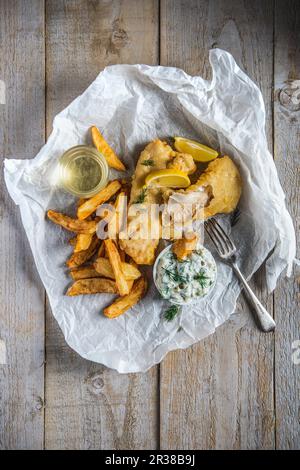 Fisch und Pommes mit Tartarsoße und Zitrone Stockfoto