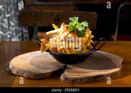 Pommes Frites in einer Eisentopf Stockfoto