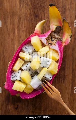 Exotischer Obstsalat in einer Drachenfrucht Stockfoto