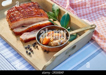 Eingelegter Schweinebauch aus dem Ofen Stockfoto